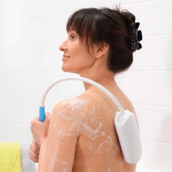Mujer limpiandose con la esponja de espalda beauty