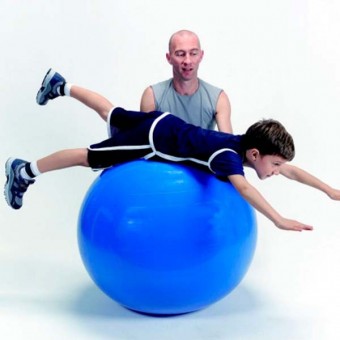 Pelota de pilates 95 cm usandose