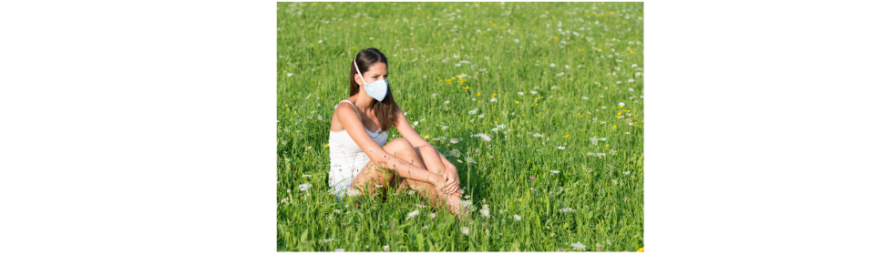 Persona en campo utilizando mascarilla para su alergia