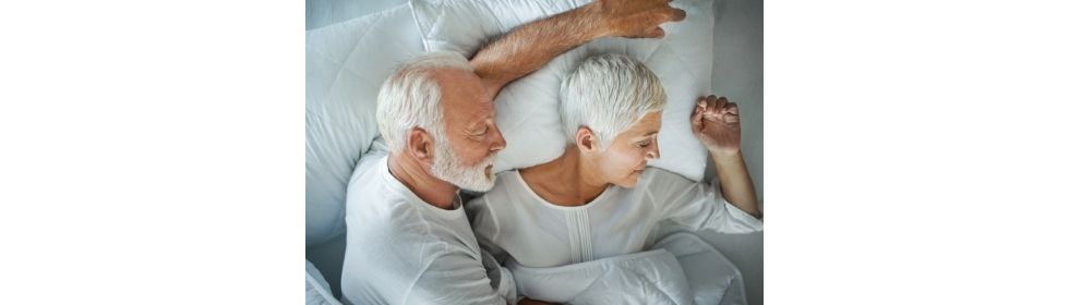 Personas mayores durmiendo con protector de colchon