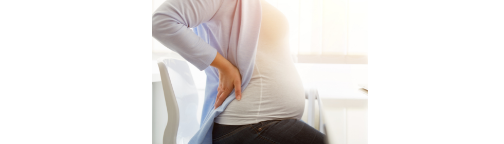 embarazada con dolor de espalda por no usar el mejor cojín lumbar